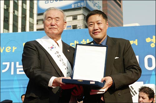 유엔창설 60주년 기념 '자유동맹 10·24 국민대회'에서 주최측은 미국 대사관에 한국전쟁 참전에 감사하는 감사패를 전달했다. 